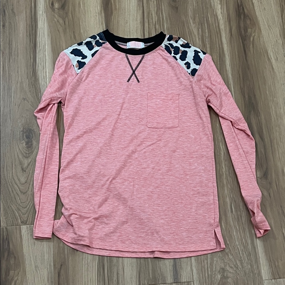 Stylish Pink Long Sleeve Women's Top with Animal Print Accents